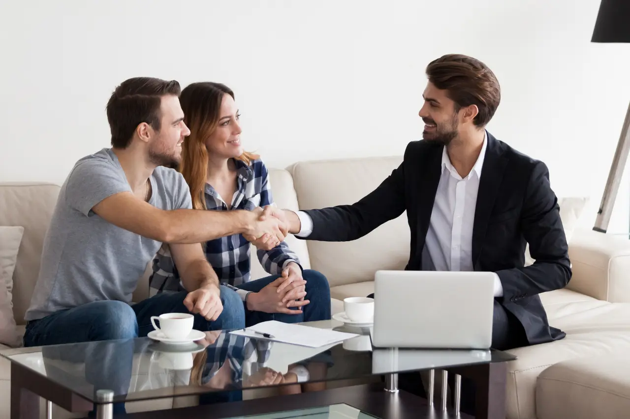 personas firmando contrato en inmobiliaria homax